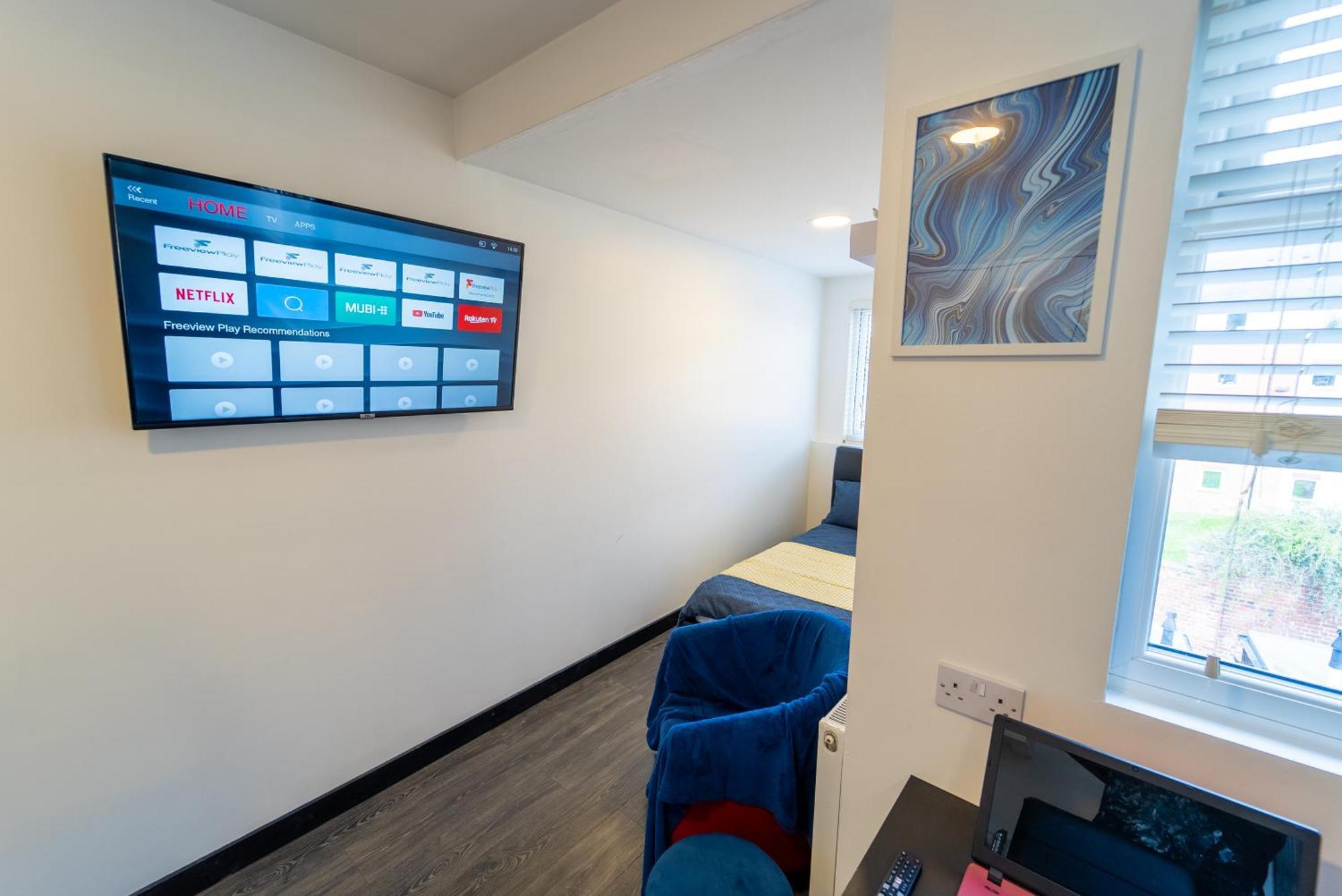 Apartment Equipped Next To Uob And Qe And Close To City!