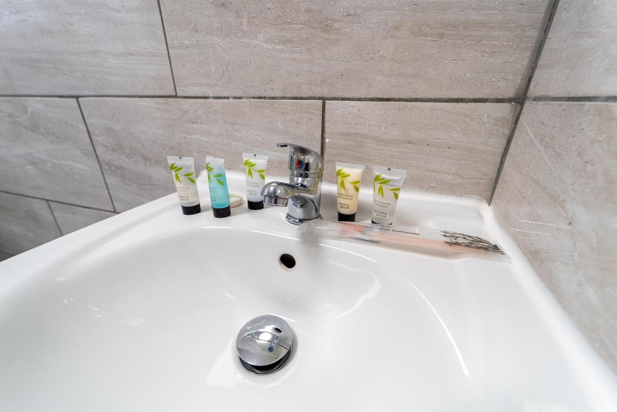 Equipped Next To Uob And Qe And Close To City!
