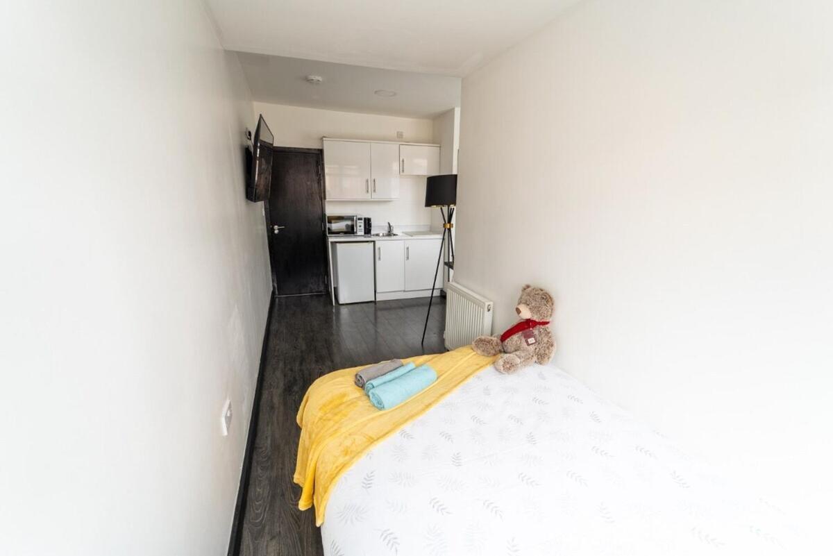 Apartment Equipped Next To Uob And Qe And Close To City!
