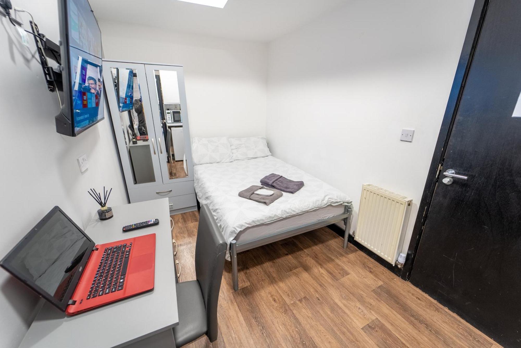 Equipped Next To Uob And Qe And Close To City!