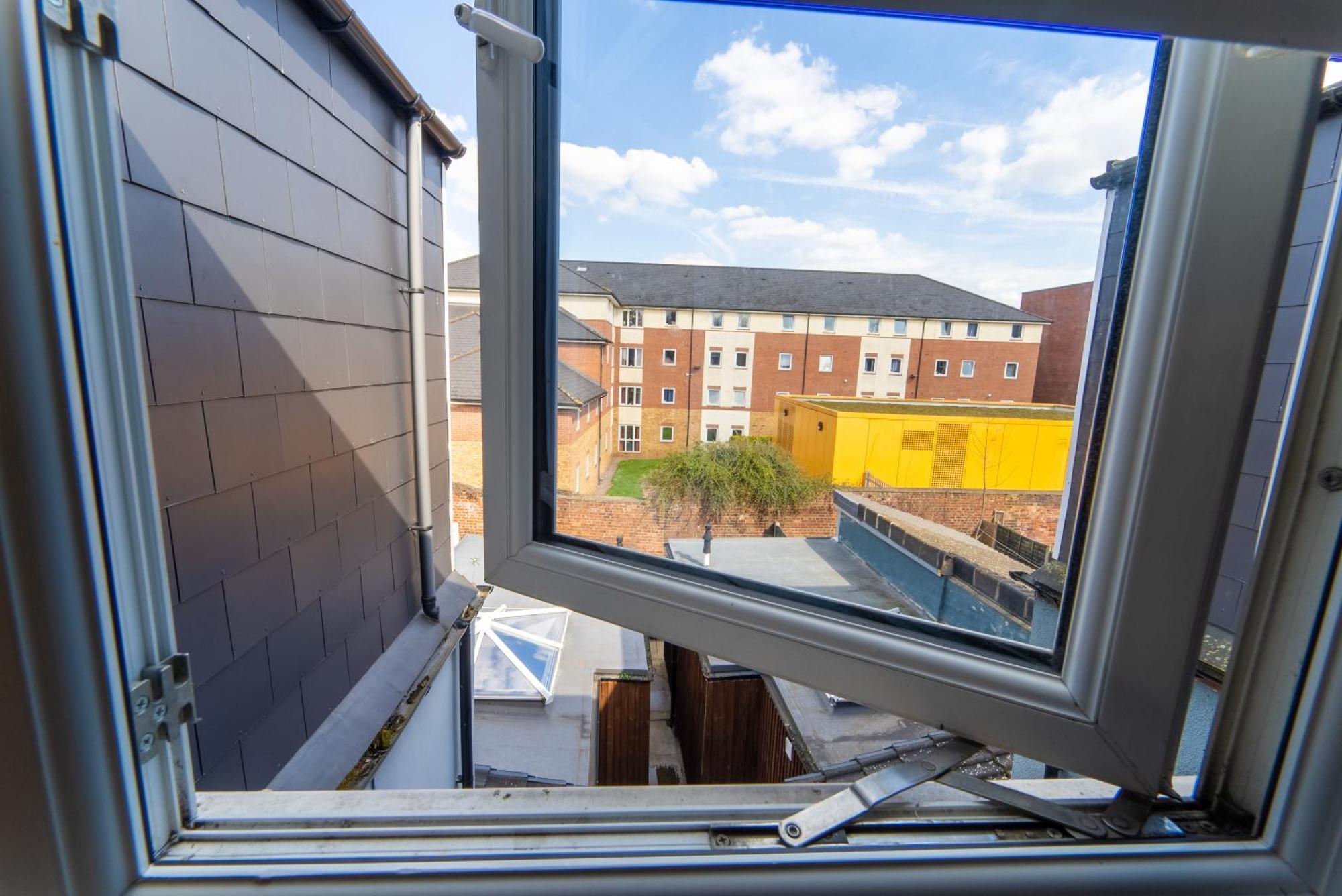 Apartment Equipped Next To Uob And Qe And Close To City!
