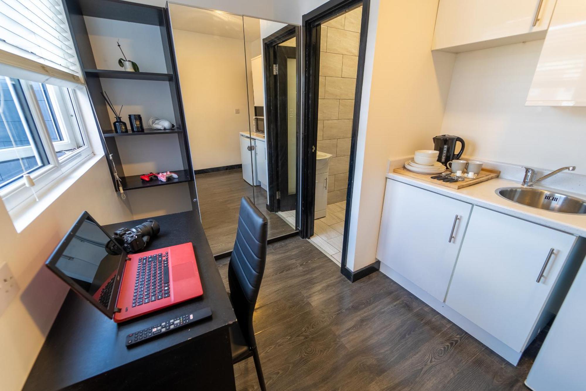 Equipped Next To Uob And Qe And Close To City! *