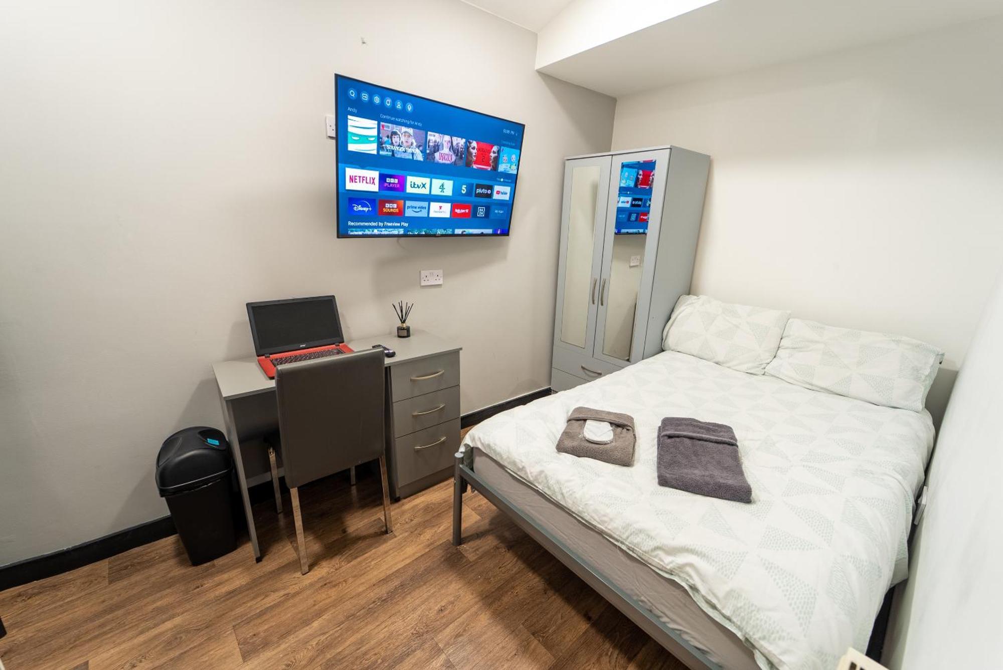 Equipped Next To Uob And Qe And Close To City! *