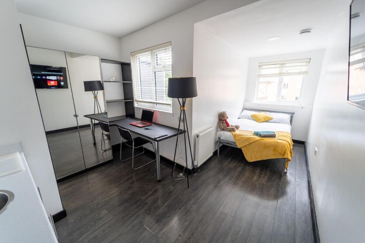 Equipped Next To Uob And Qe And Close To City!