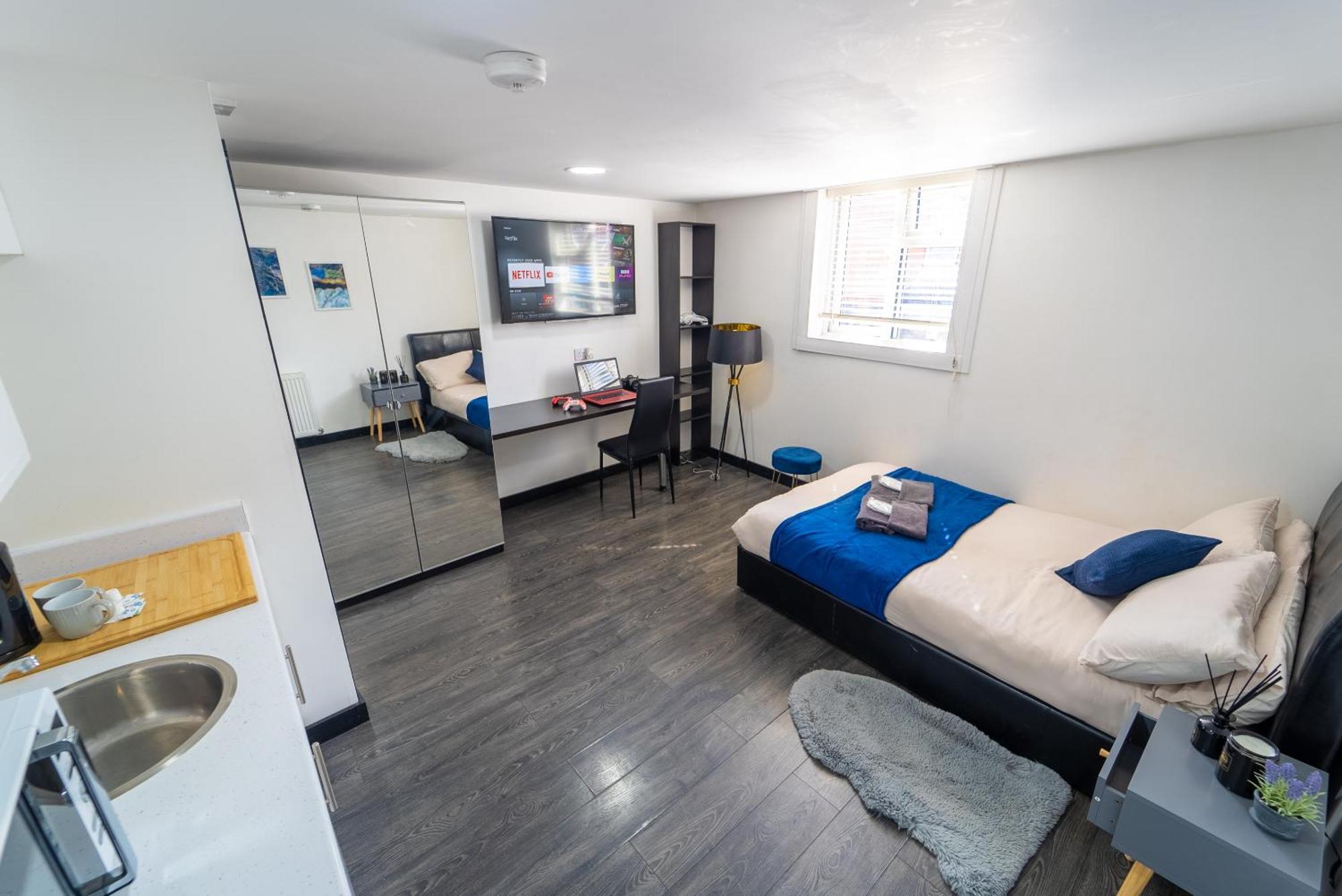 Equipped Next To Uob And Qe And Close To City!